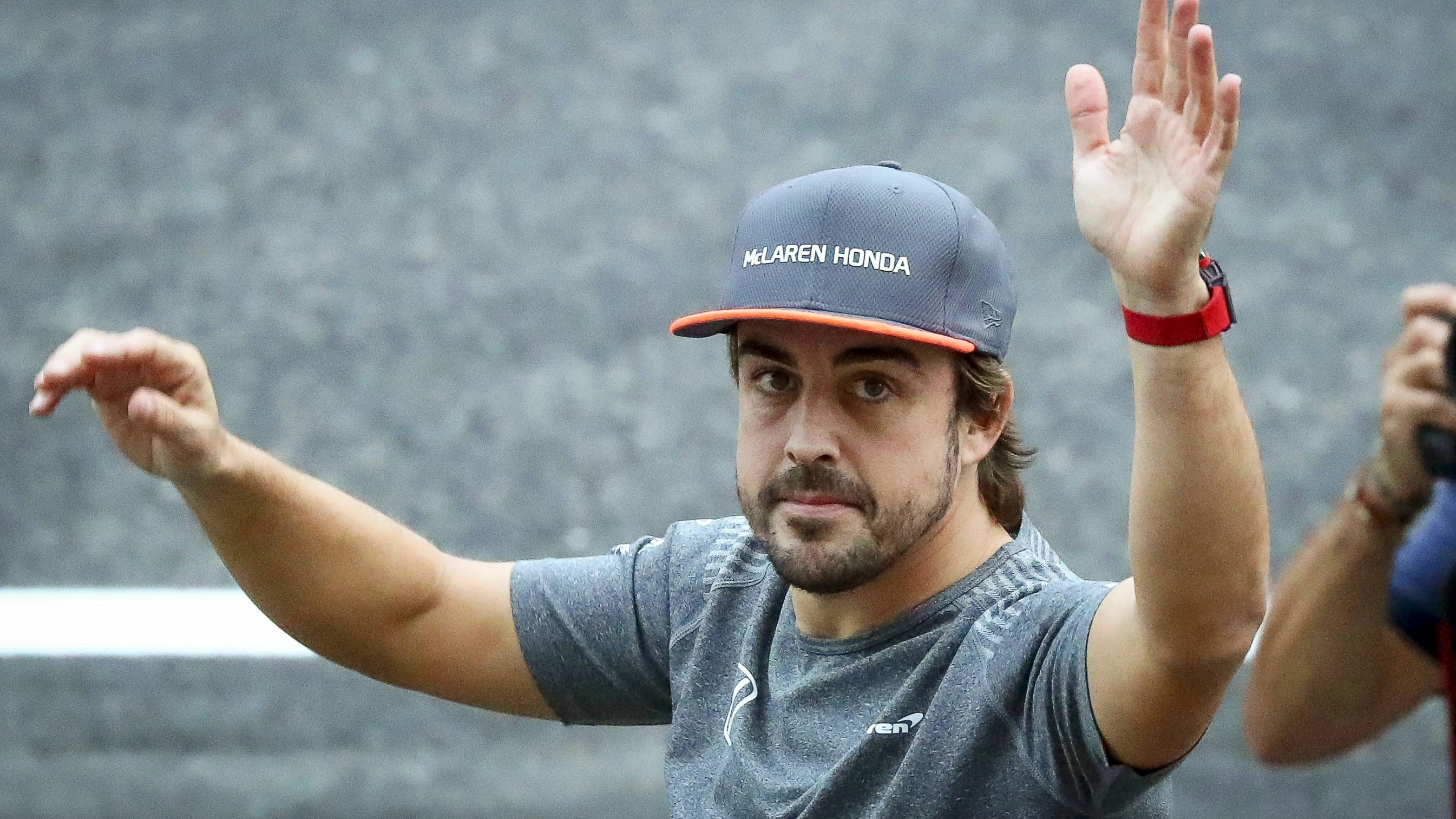 Fernando Alonso saluda a los aficionados en Japón Fernando Alonso saluda a los aficionados en Japón