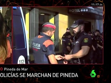 Intercambio de escudos entre un policía y un mosso Intercambio de escudos entre un policía y un mosso