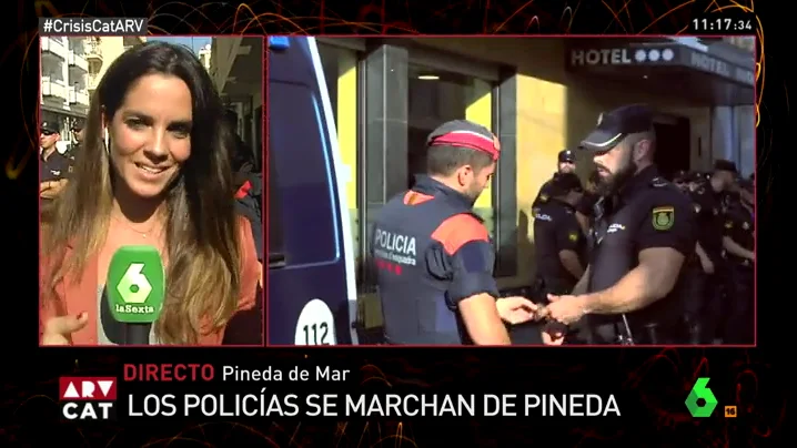 Intercambio de escudos entre un policía y un mosso Intercambio de escudos entre un policía y un mosso
