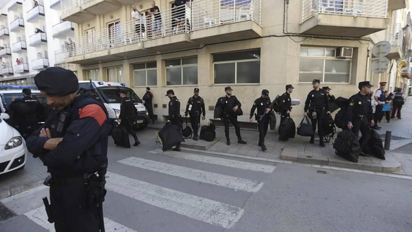 Un grupo de policías nacionales espera su transporte delante del hotel Mont-Palau de Pineda Un grupo de policías nacionales espera su transporte delante del hotel Mont-Palau de Pineda