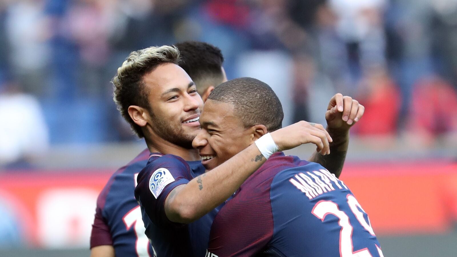 Mbapp&eacute; abraza a Neymar durante un partido del PSG