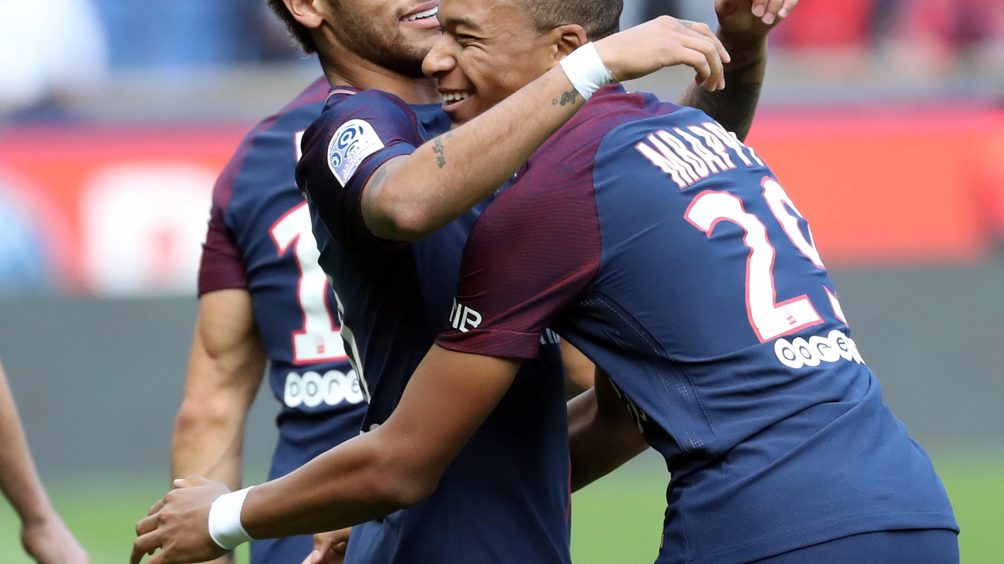 Mbappé abraza a Neymar durante un partido del PSG