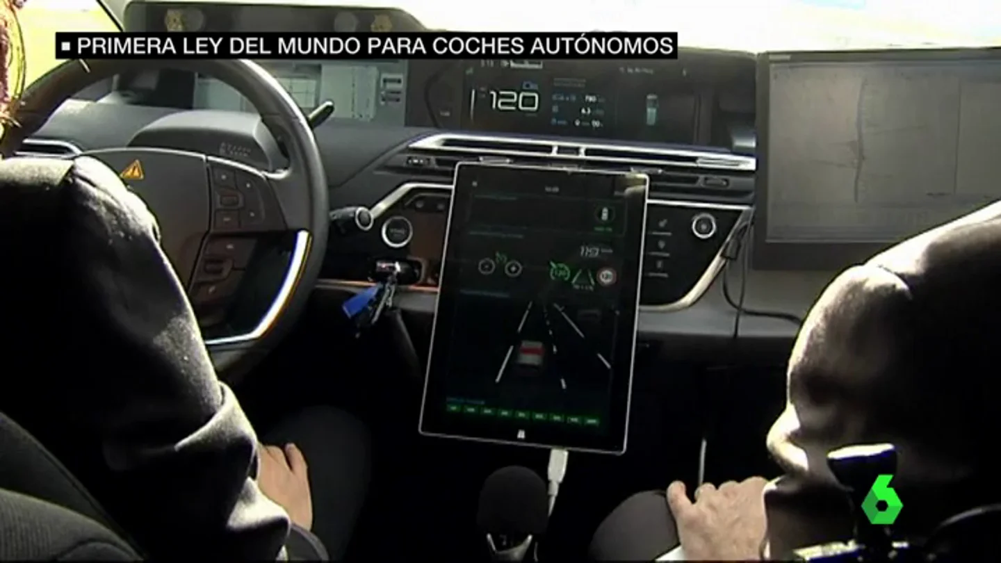 Aprueban la primera ley del mundo para coches autónomos: tiene que haber siempre un piloto y se necesita un carnet especial Aprueban la primera ley del mundo para coches autónomos: tiene que haber siempre un piloto y se necesita un carnet especial