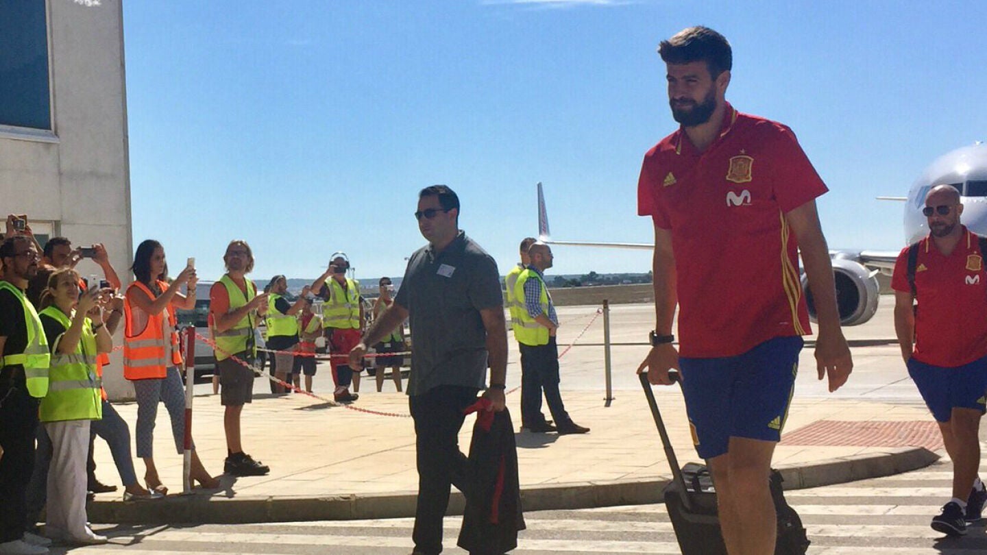 Gerard Piqu&eacute; llega a Alicante con la selecci&oacute;n espa&ntilde;ola