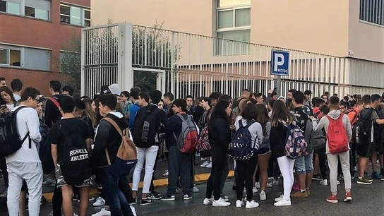 Alumnos a las puertas de un Instituto en una imagen de archivo Alumnos a las puertas del Instituto