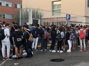 Alumnos a las puertas de un Instituto en una imagen de archivo Alumnos a las puertas de un Instituto en una imagen de archivo
