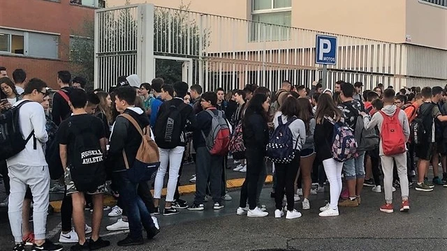 Alumnos a las puertas del Instituto