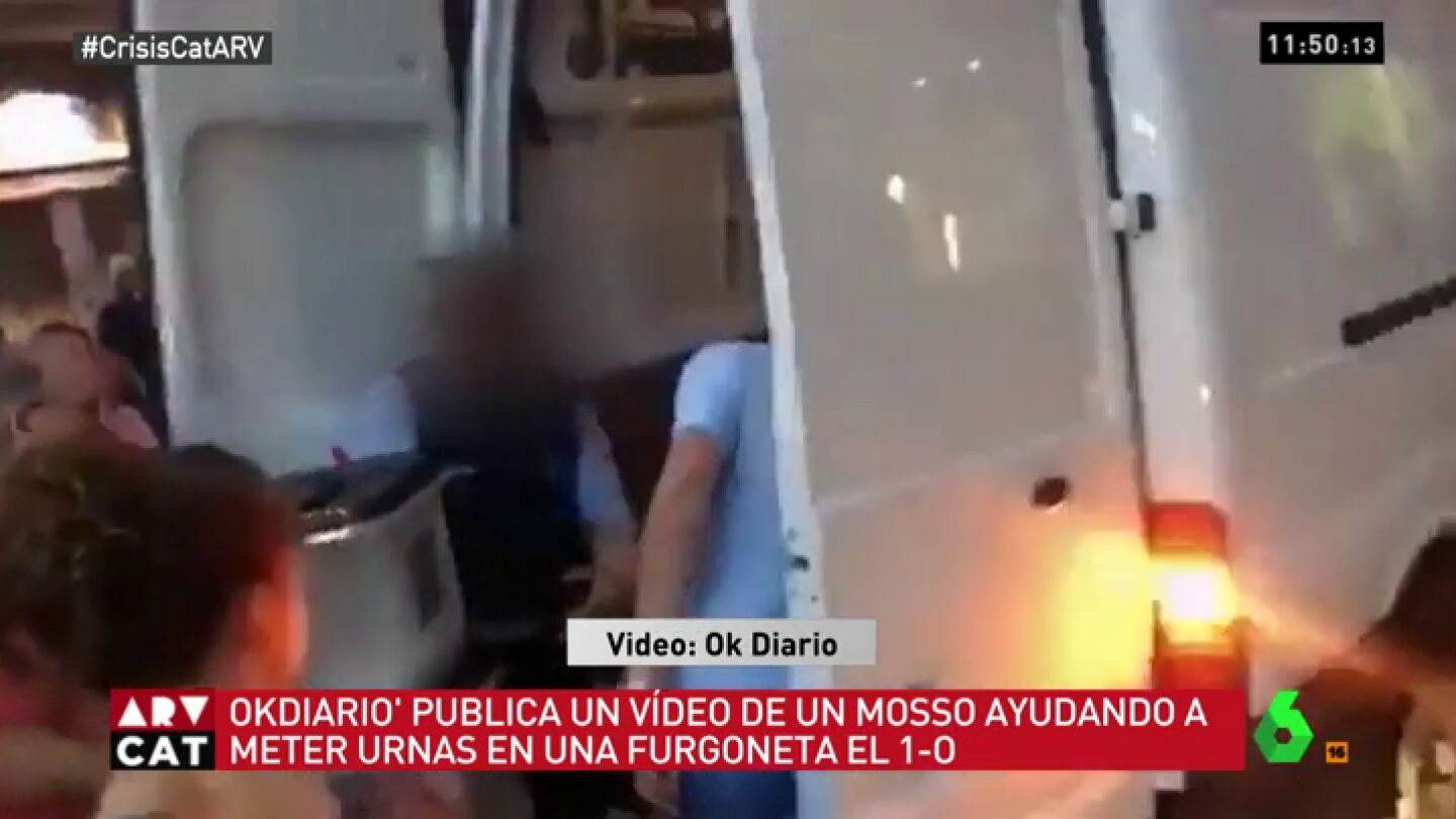 Un moso ayudando a cargar urnas del 1-O