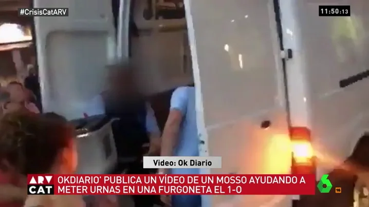 Un moso ayudando a cargar urnas del 1-O