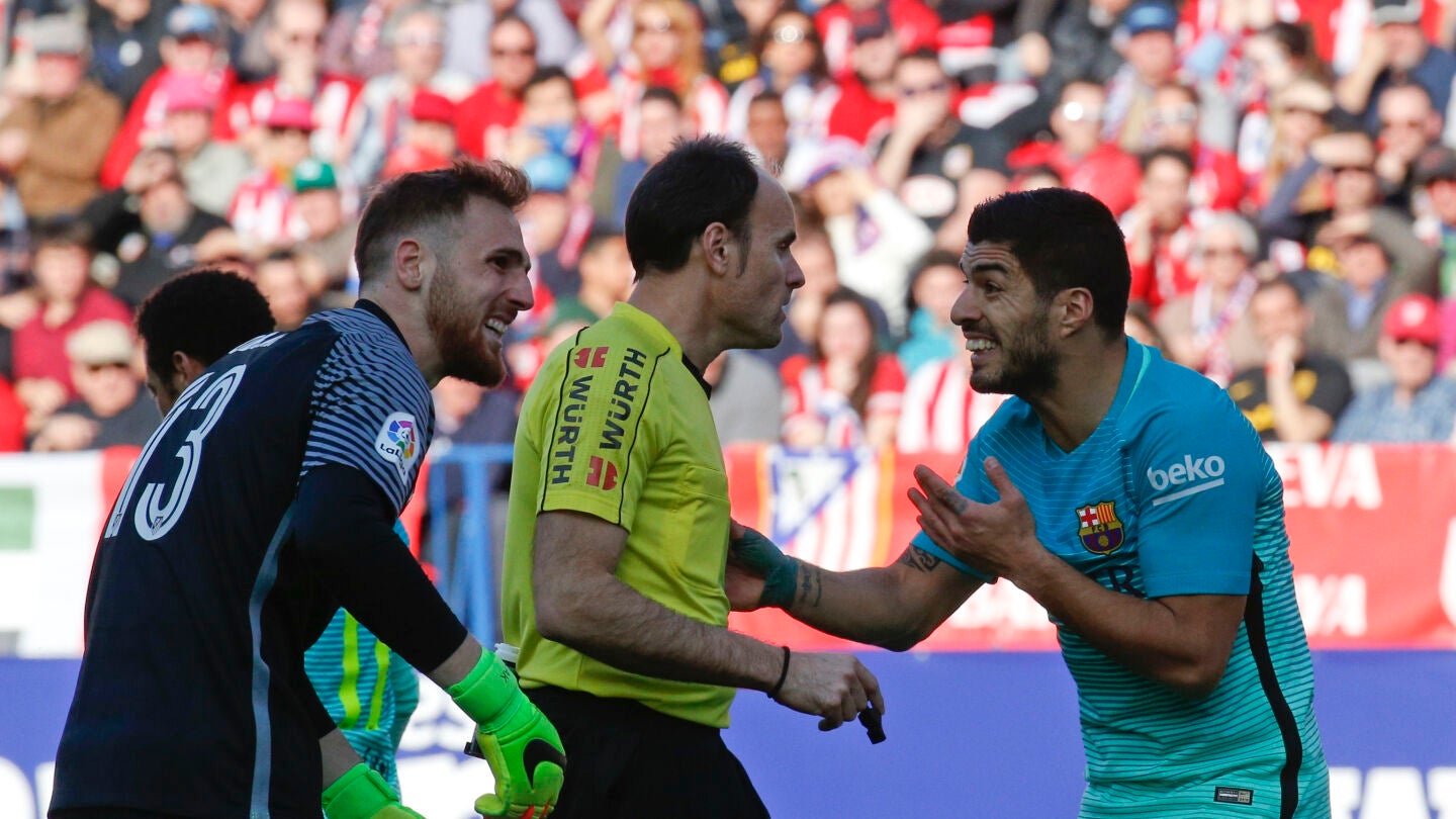 Mateu Lahoz, durante un Atl&eacute;tico de Madrid - Barcelona