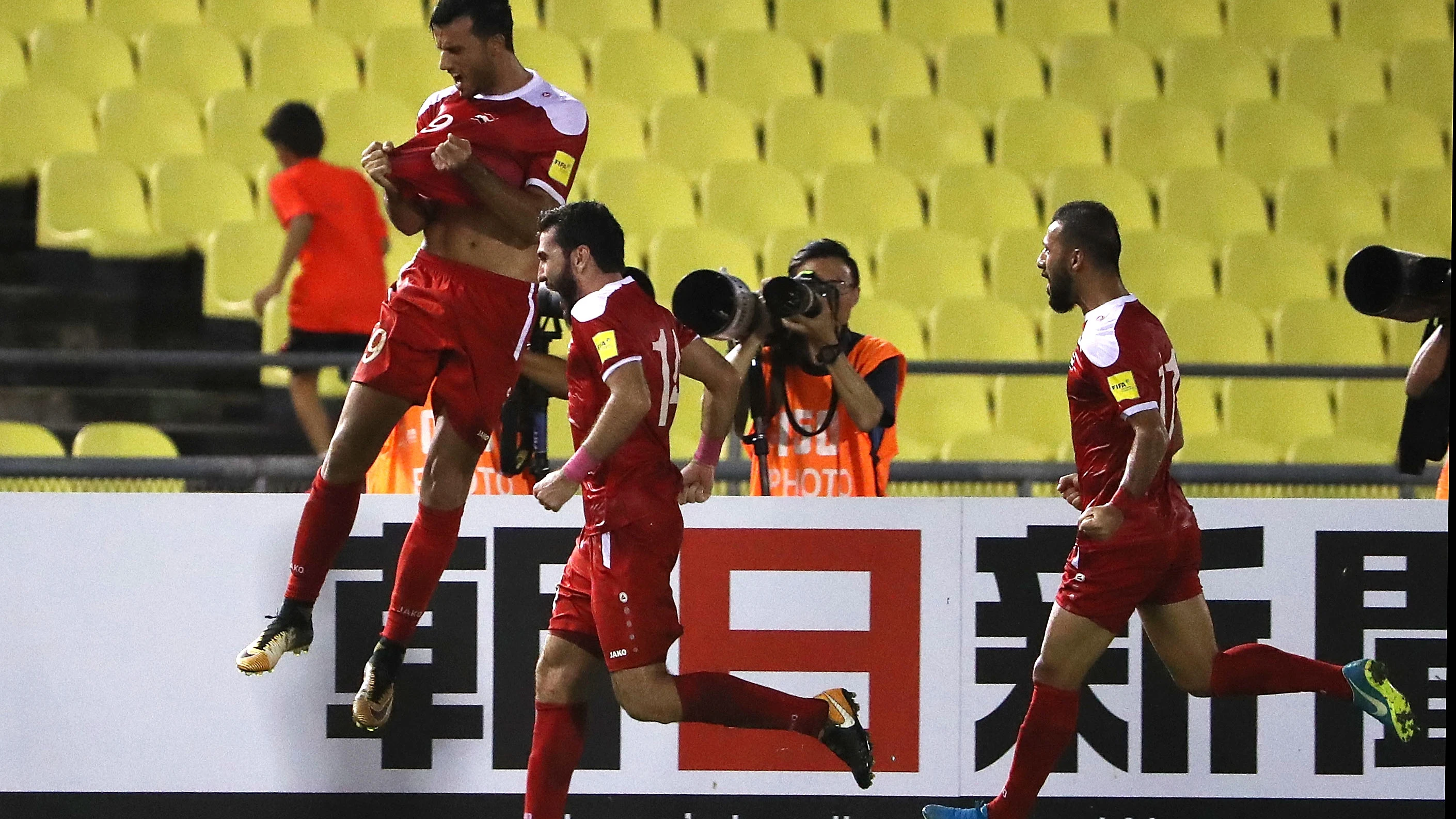 Los jugadores sirios celebran su gol contra Australia