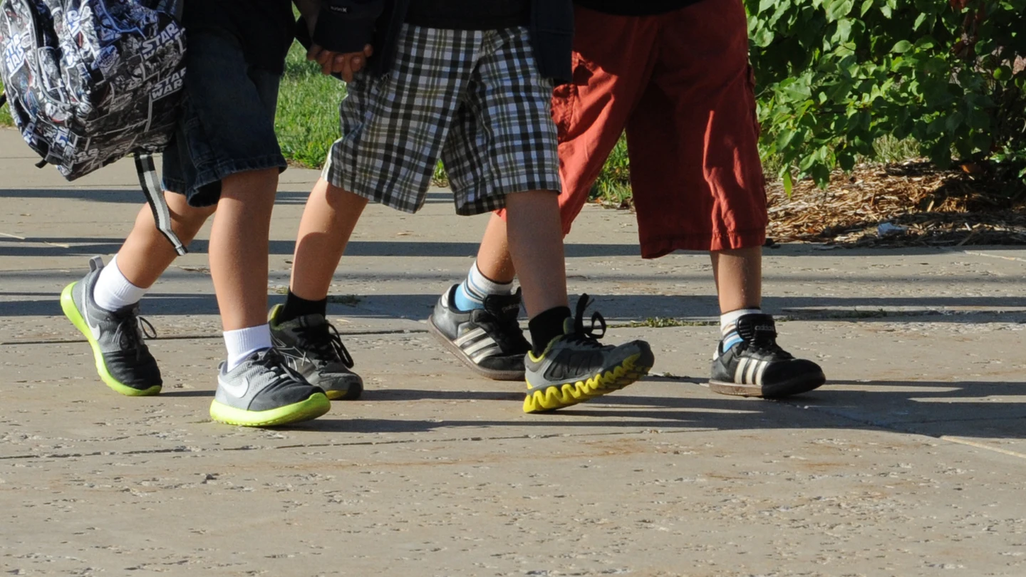 Imagen de varios niños caminando Imagen de varios niños caminando