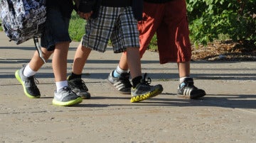 Imagen de varios niños caminando