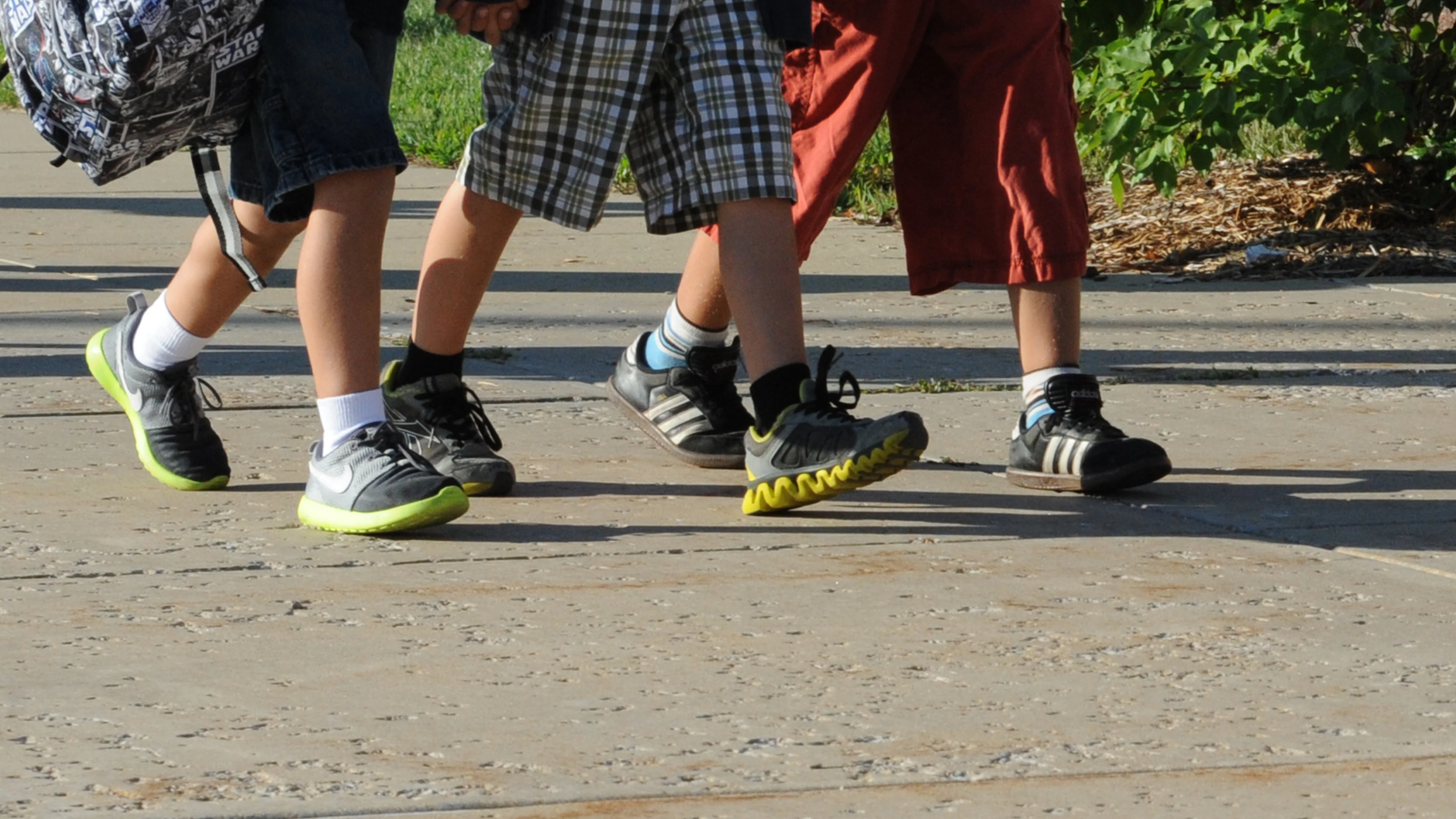 Imagen de varios niños caminando