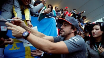 Fernando Alonso atiende a sus fans en el circuito de Suzuka