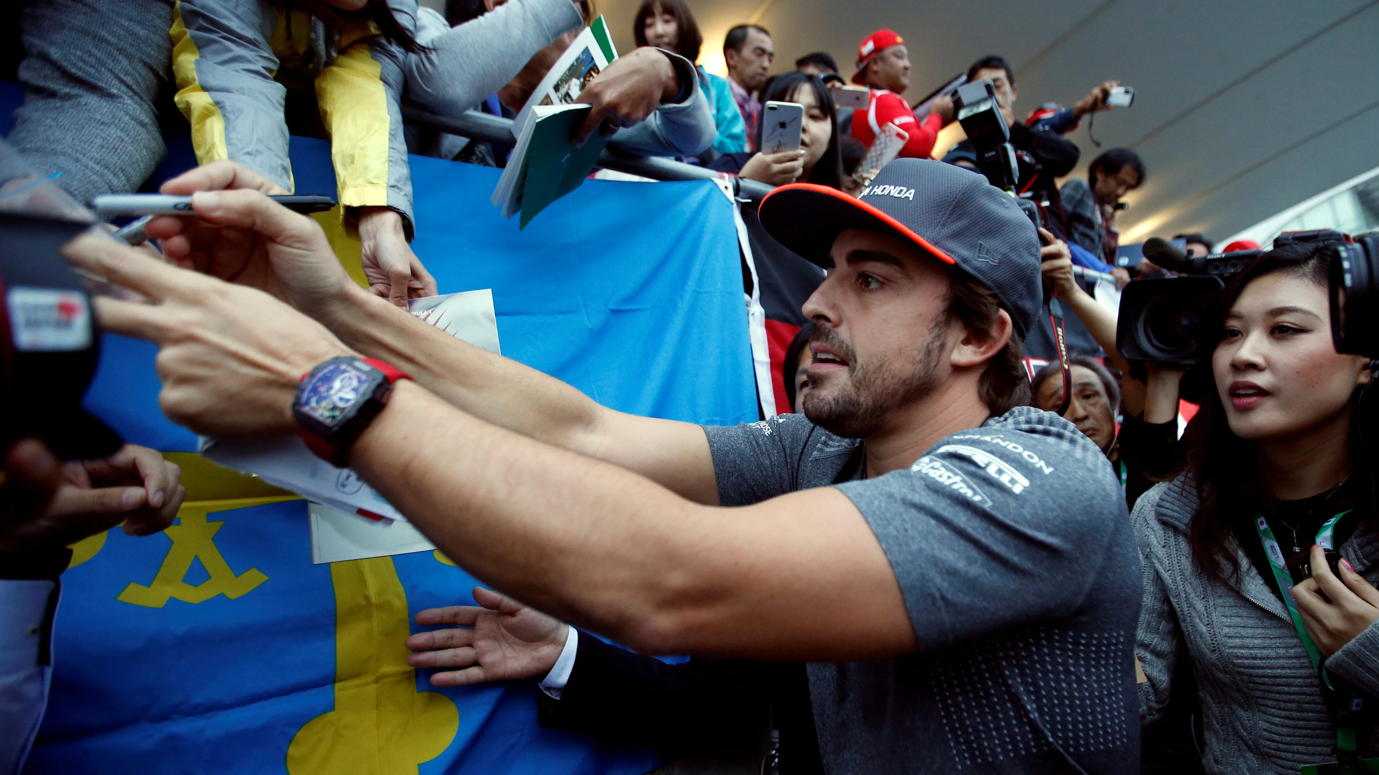 Fernando Alonso atiende a sus fans en el circuito de Suzuka