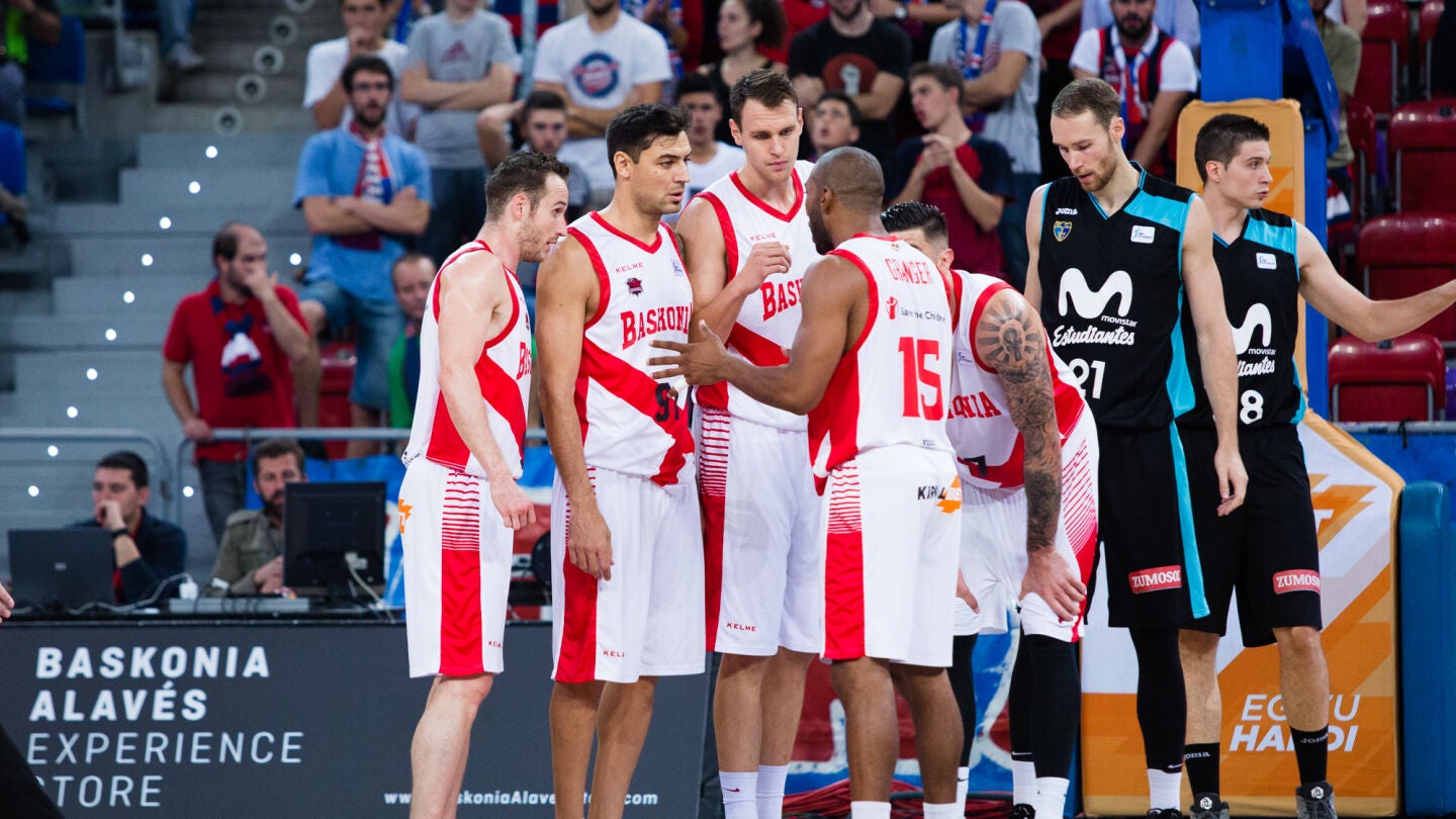 Los jugadores de Baskonia celebran una canasta ante el Estudiantes