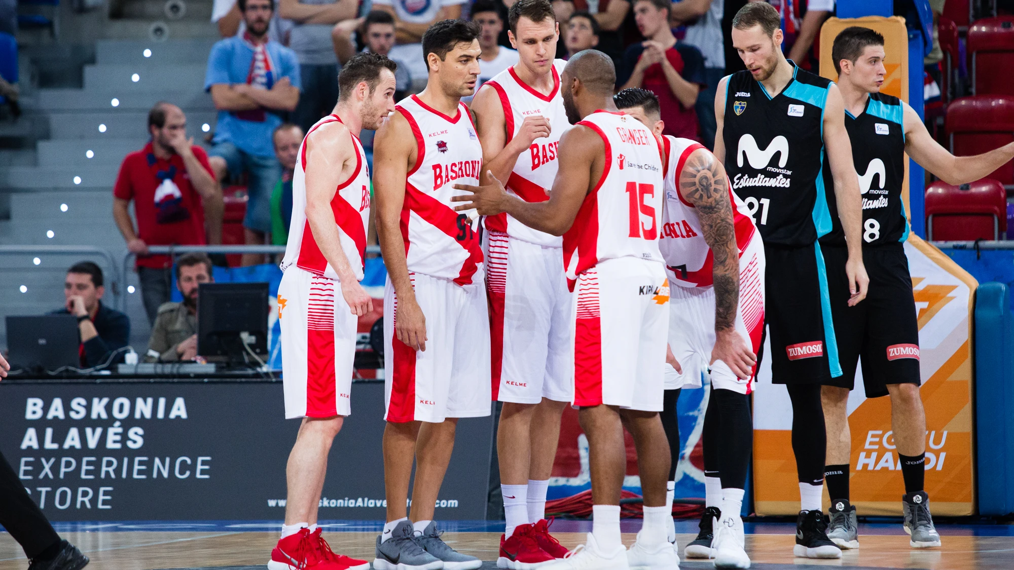 Los jugadores de Baskonia celebran una canasta ante el Estudiantes