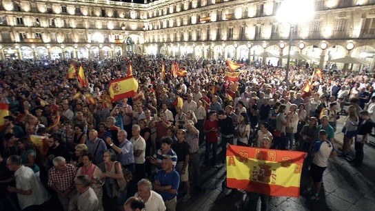 Concentración en la plaza Mayor de Salamanca a favor de la Policía y Guardia Civil Concentración en la plaza Mayor de Salamanca a favor de la Policía y Guardia Civil