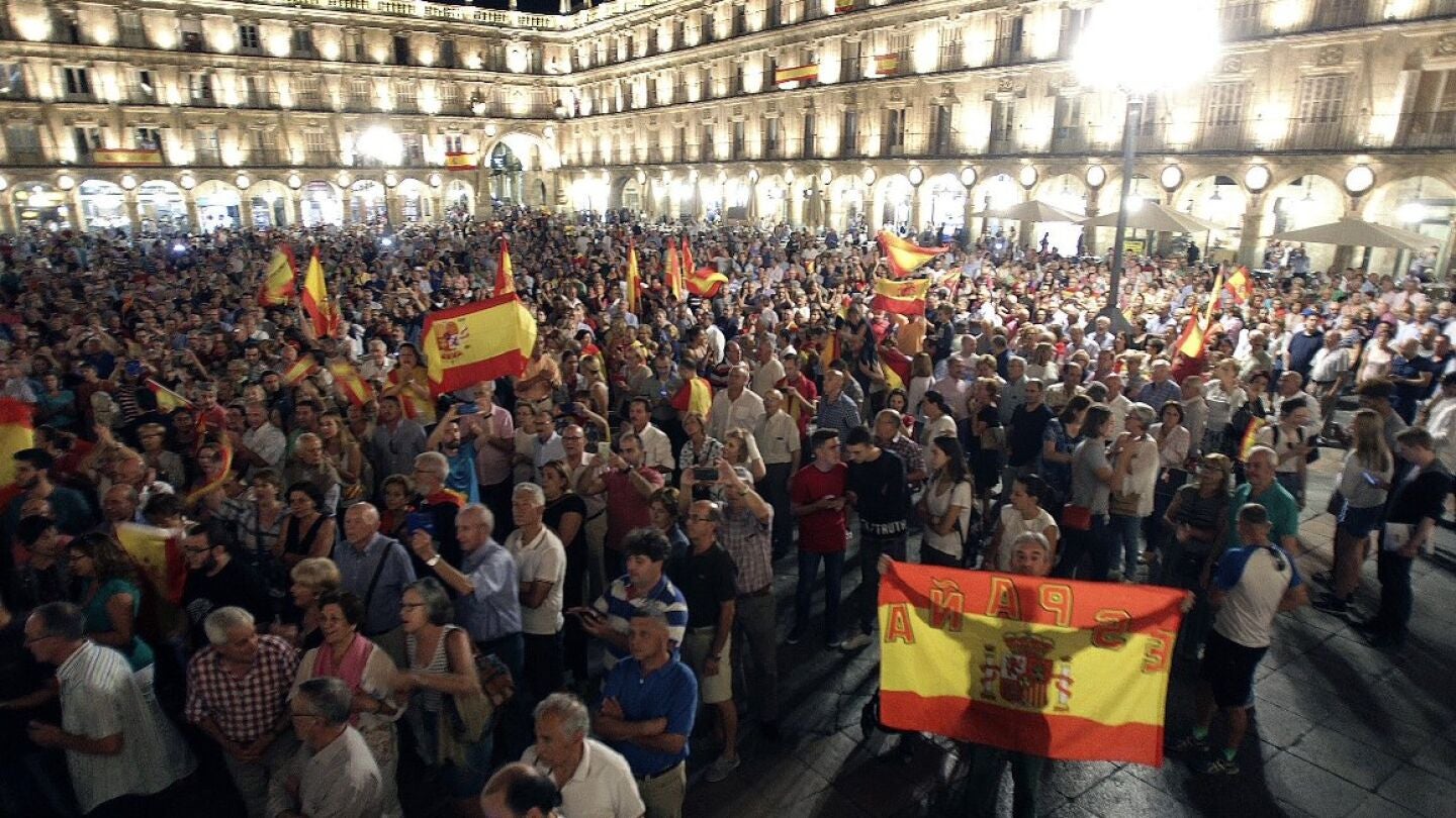Concentraci&oacute;n en la plaza Mayor de Salamanca a favor de la Polic&iacute;a y Guardia Civil