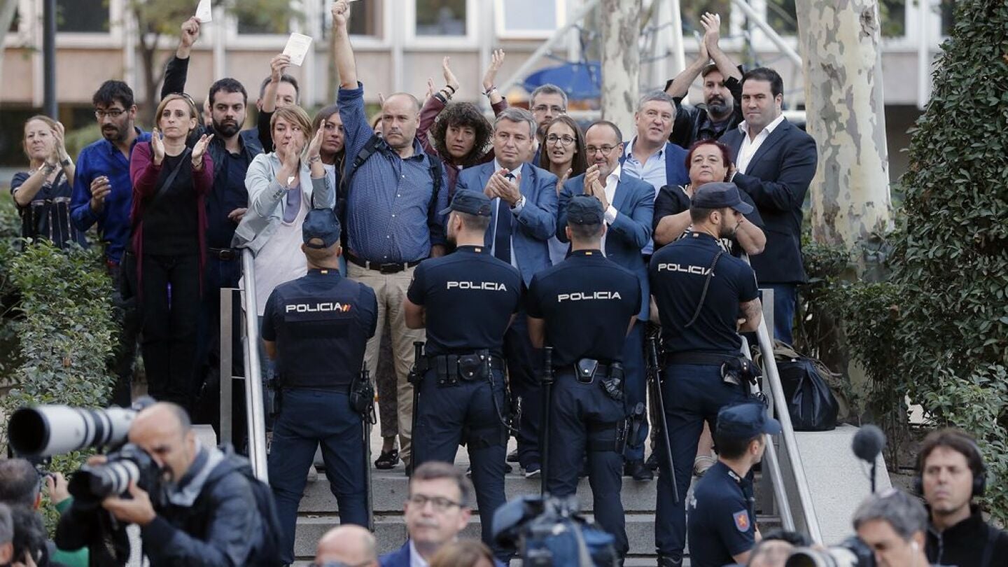 La Polic&iacute;a impide que miembros del PDeCat y ERC se aproximen a las inmediaciones de la Audiencia
