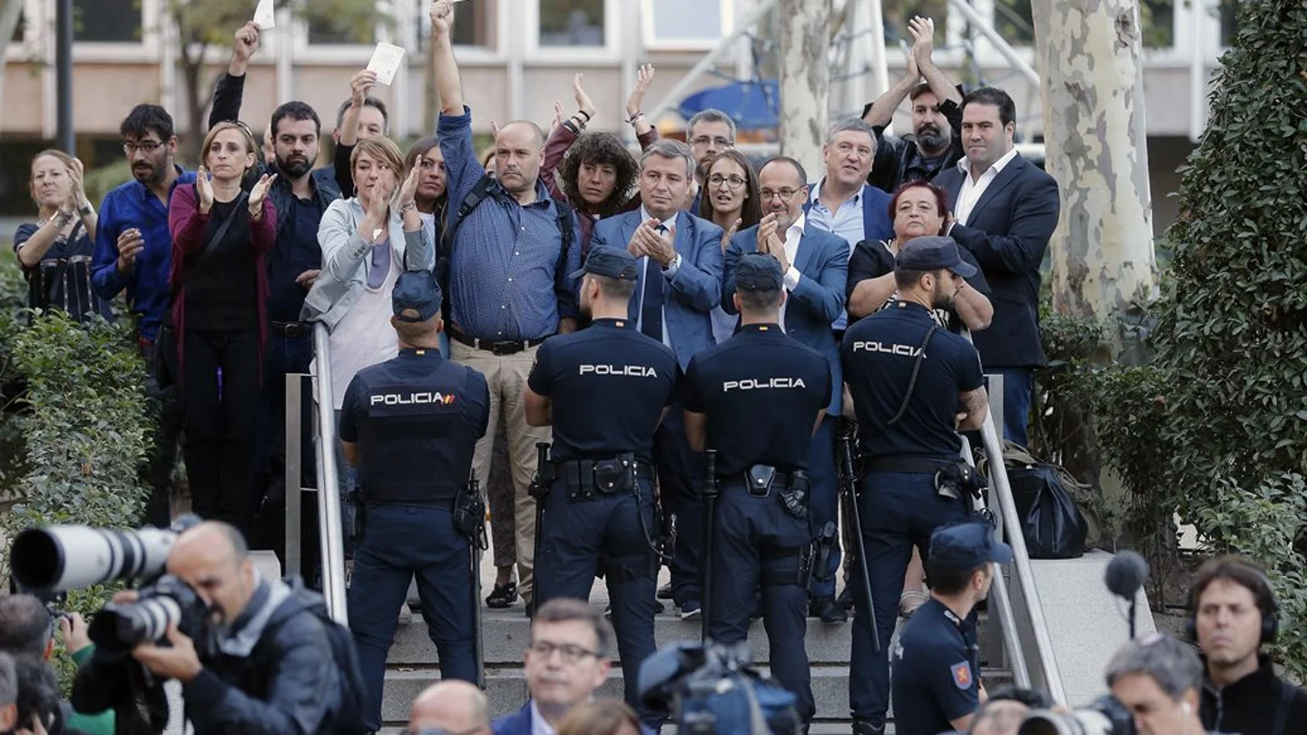 La Policía impide que miembros del PDeCat y ERC se aproximen a las inmediaciones de la Audiencia La Policía impide que miembros del PDeCat y ERC se aproximen a las inmediaciones de la Audiencia