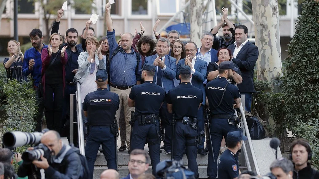 La Policía impide que miembros del PDeCat y ERC se aproximen a las inmediaciones de la Audiencia