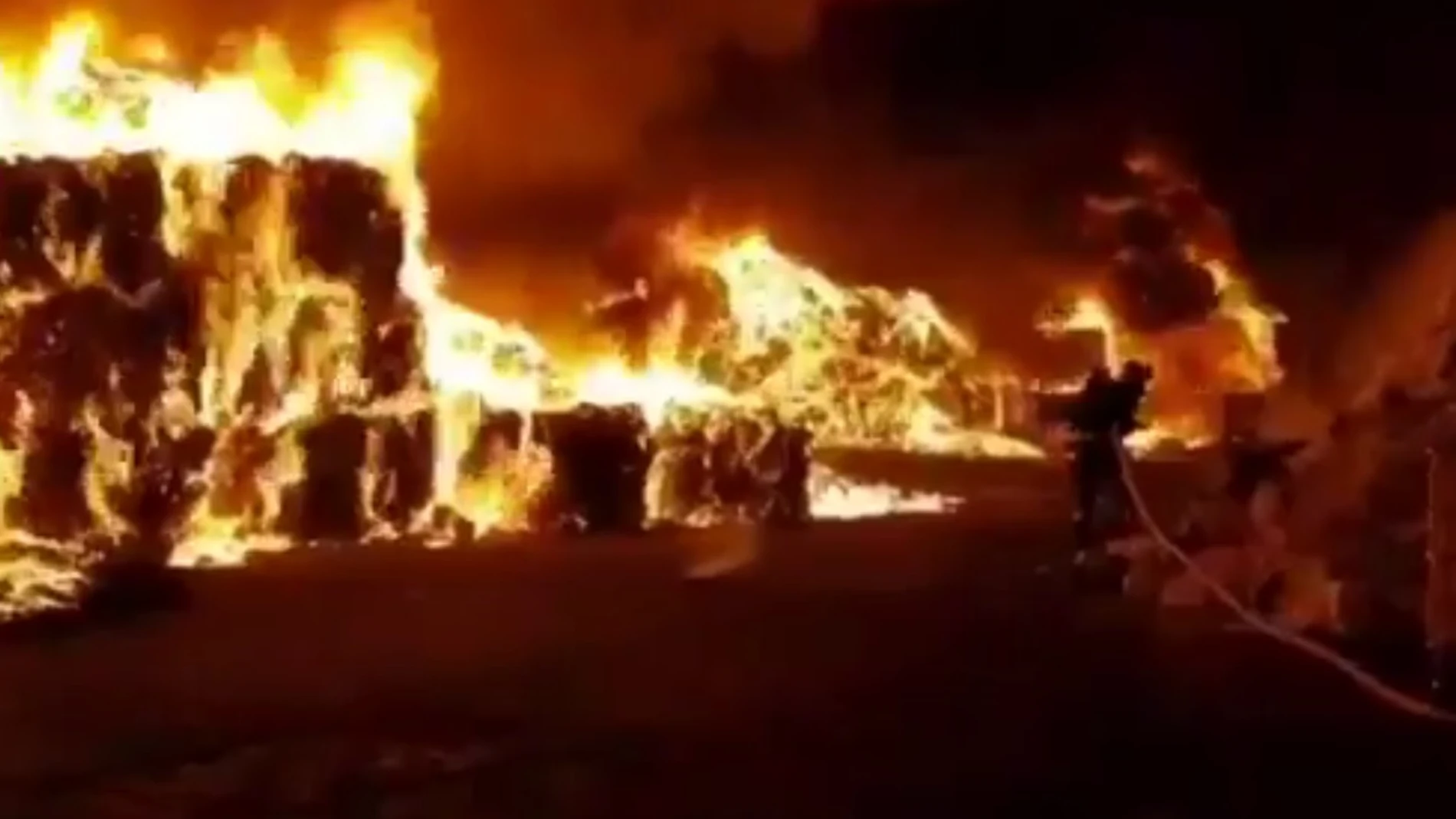 Incendio en una planta de residuos de Serranillos del Valle