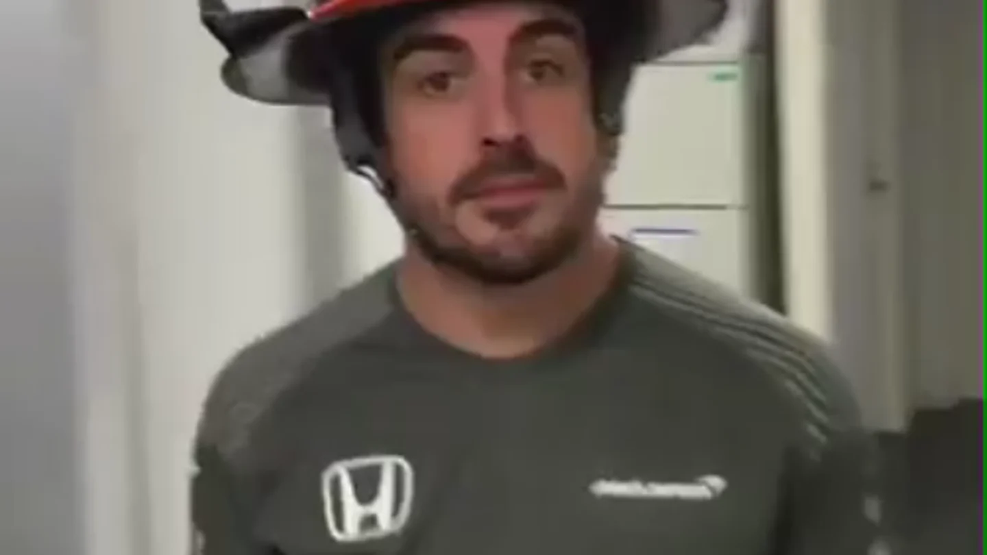 Fernando Alonso y su nuevo casco Fernando Alonso y su nuevo casco