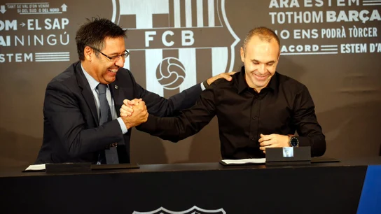 Bartomeu estrecha la mano de Iniesta Bartomeu estrecha la mano de Iniesta