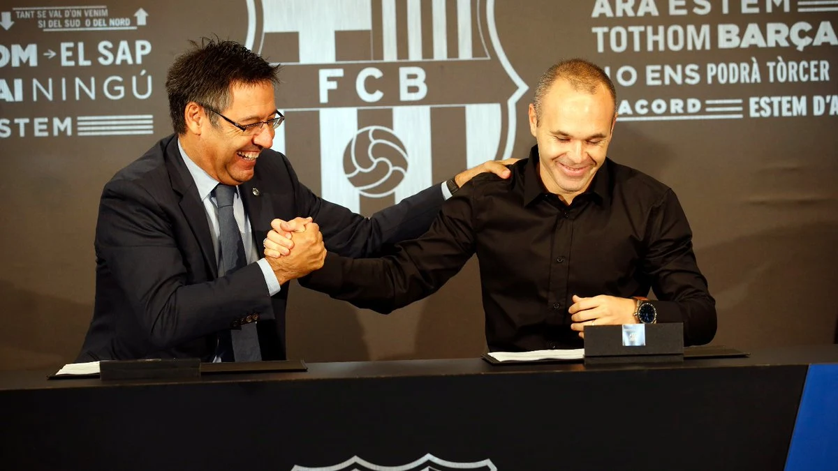 Bartomeu estrecha la mano de Iniesta