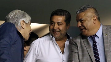 Claudio Tapia, a la derecha de la imagen, durante el Argentina - Perú