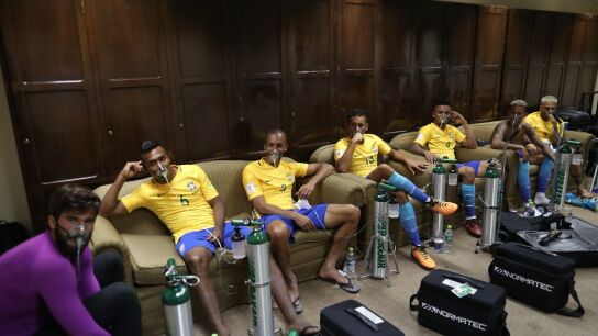 Los jugadores de Brasil, con ox&iacute;geno
