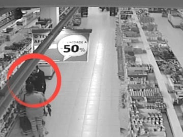 Personas cazadas robando en un supermercado Personas cazadas robando en un supermercado
