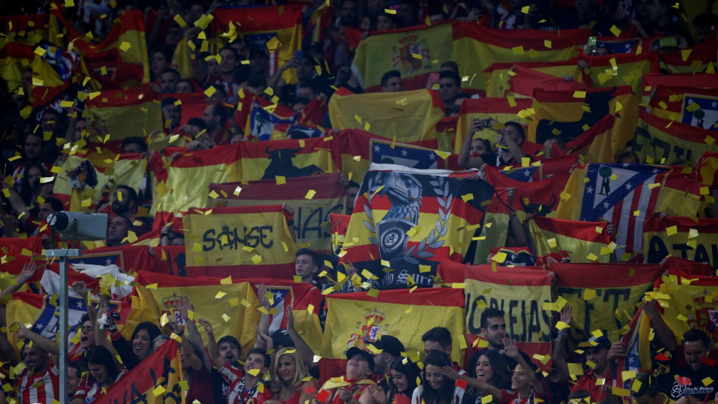 El Wanda Metropolitano, coloreado con banderas espa&ntilde;olas