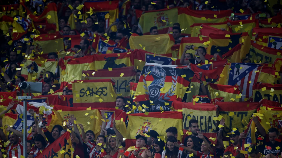 El Wanda Metropolitano, coloreado con banderas españolas