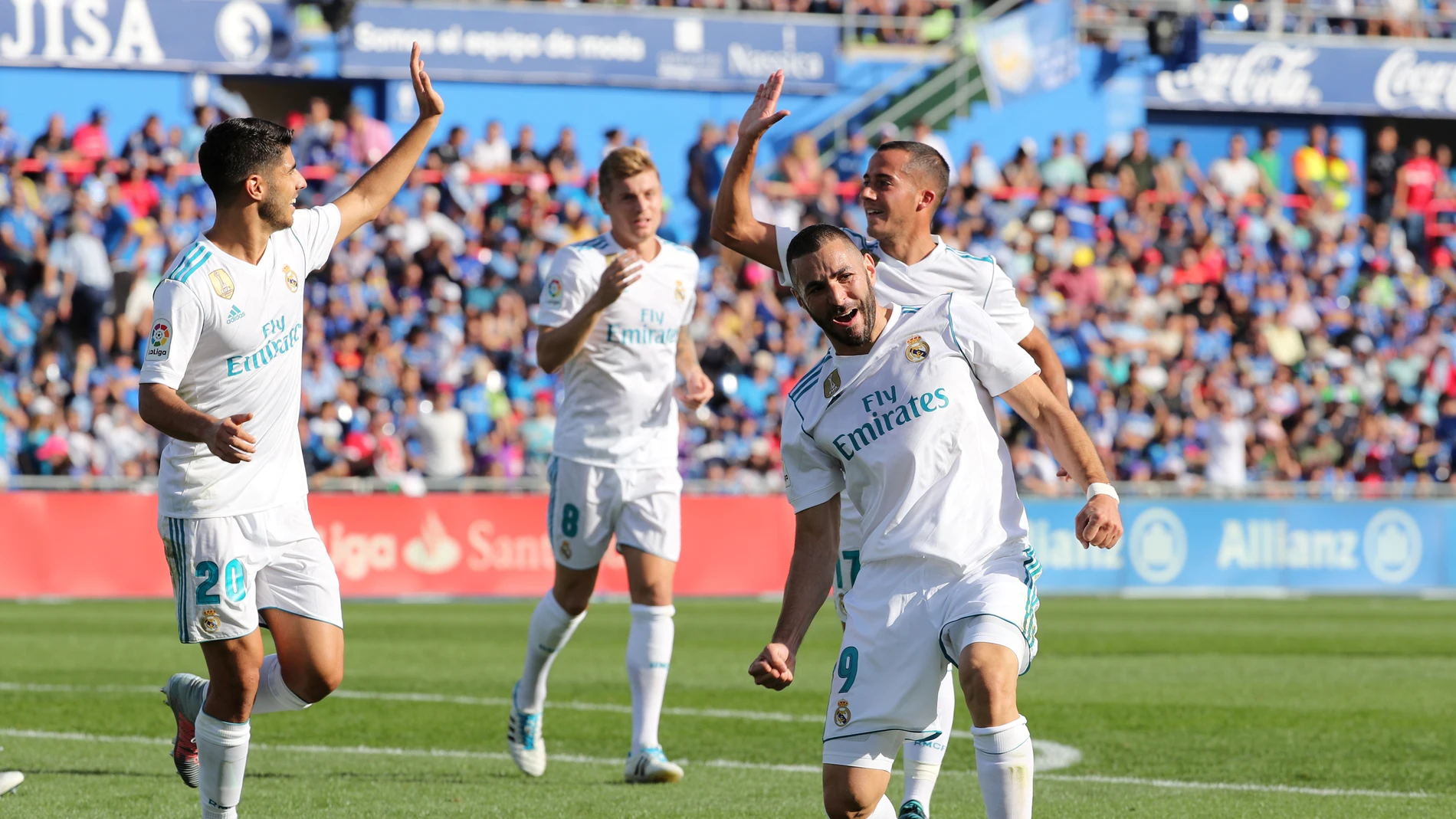 Karim Benzema celebra el primer gol del Real Madrid en el campo del Getafe