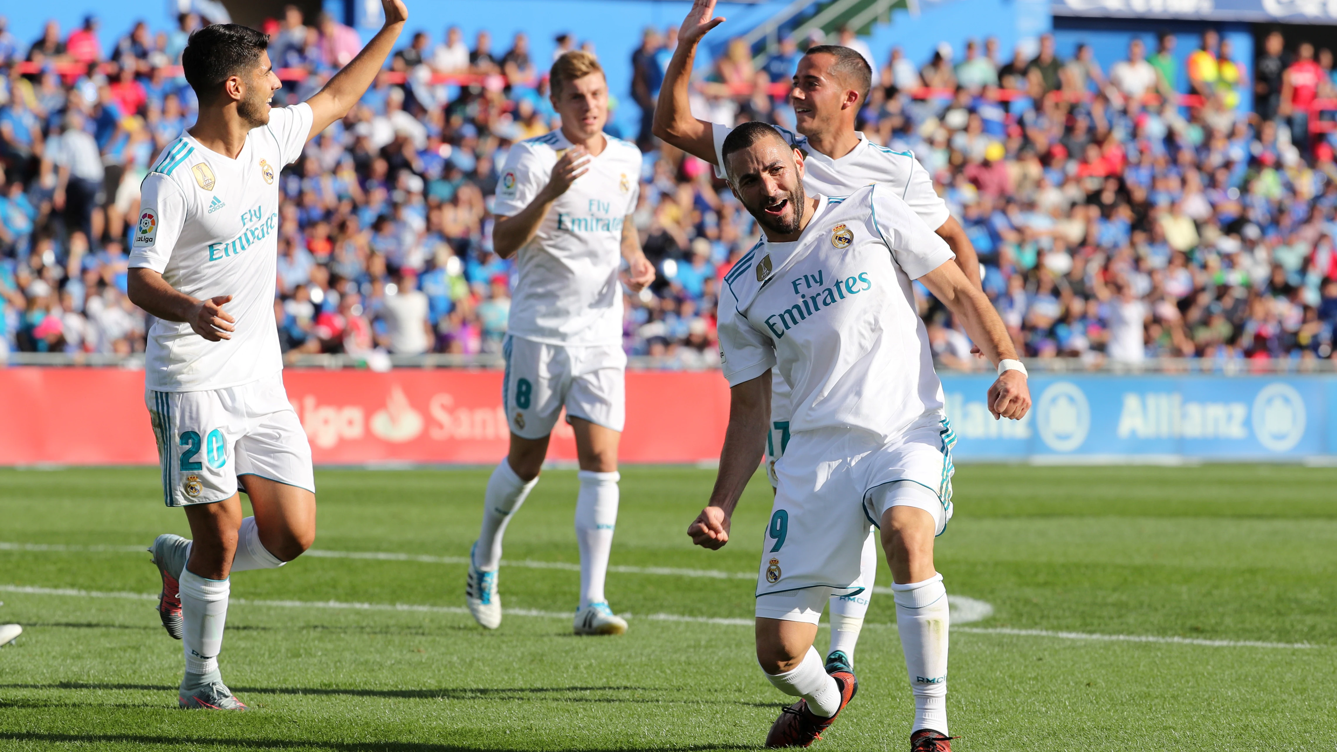 Karim Benzema celebra el primer gol del Real Madrid en el campo del Getafe