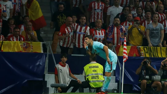 Suárez celebra su gol ante la hinchada del Atlético Suárez celebra su gol ante la hinchada del Atlético