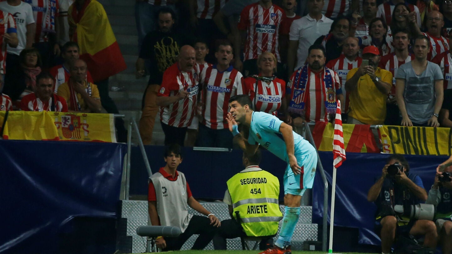 Su&aacute;rez celebra su gol ante la hinchada del Atl&eacute;tico