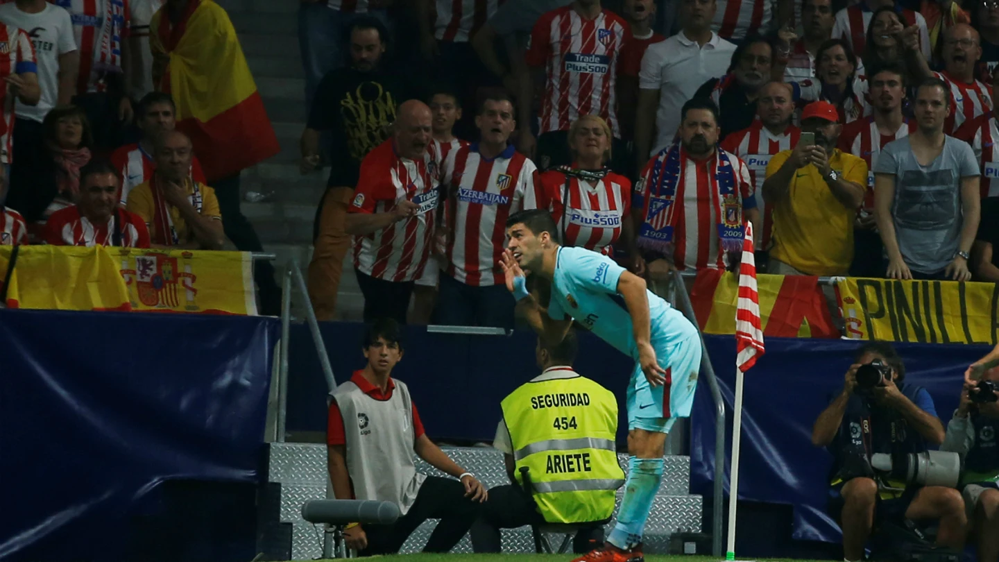 Suárez celebra su gol ante la hinchada del Atlético Suárez celebra su gol ante la hinchada del Atlético