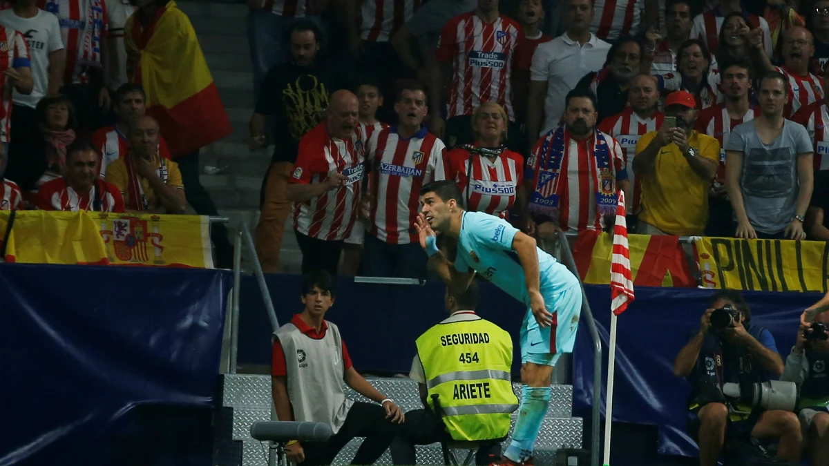 Suárez celebra su gol ante la hinchada del Atlético