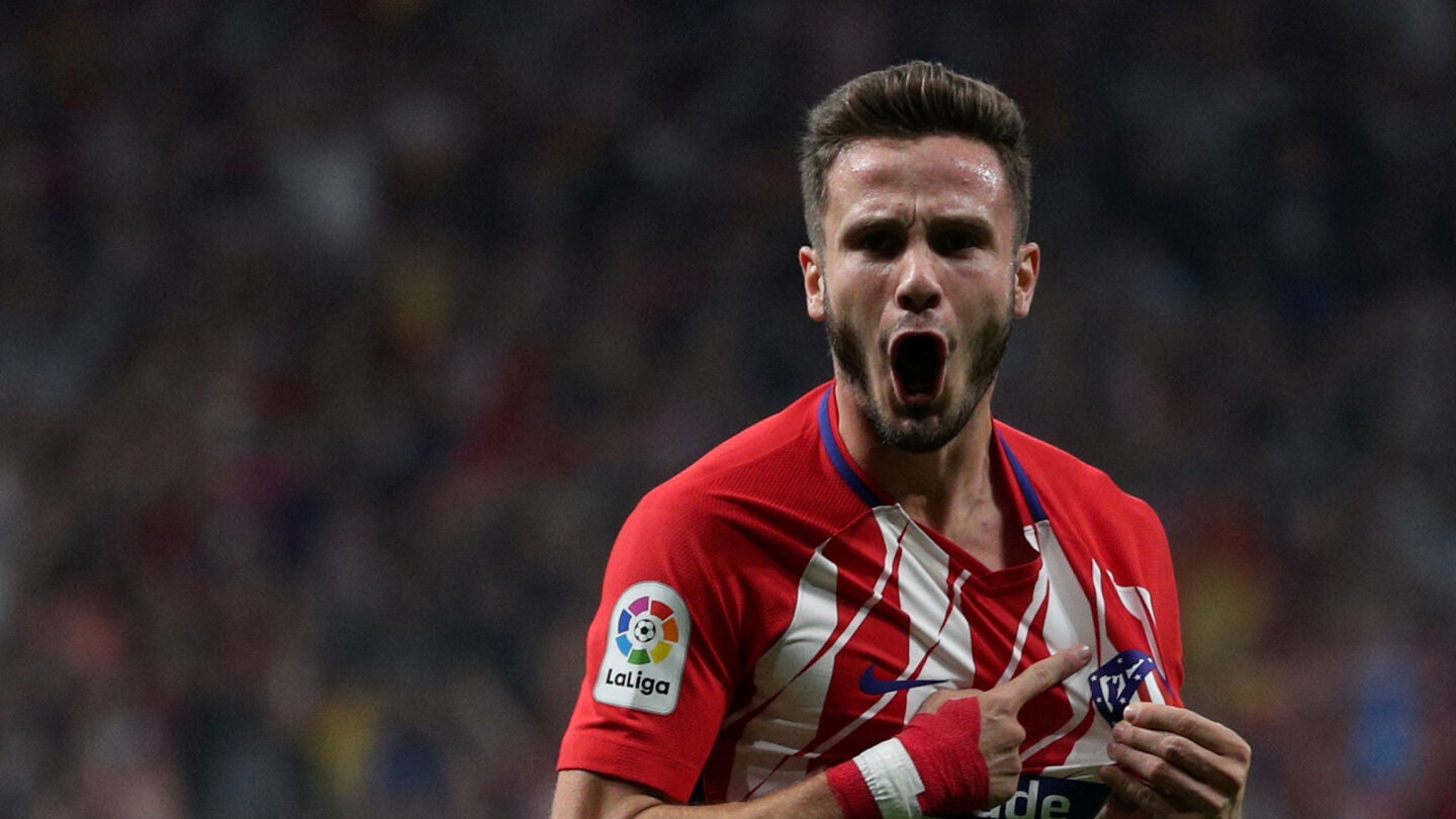 Sa&uacute;l &Ntilde;&iacute;guez se&ntilde;ala el escudo tras marcarle un gol al Barcelona