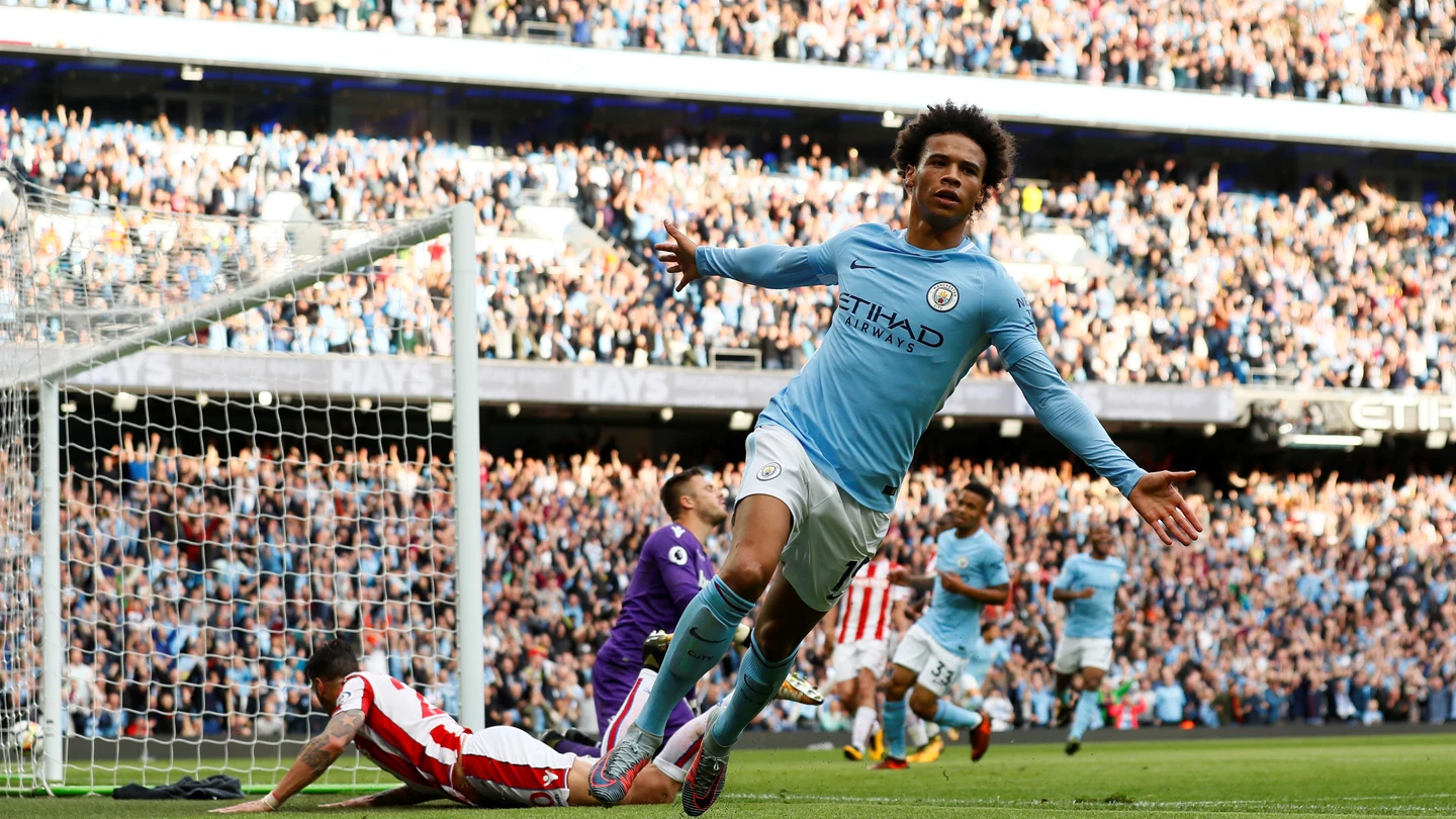Leroy Sané celebra uno de los goles del Manchester City en la goleada contra el Stoke City Leroy Sané celebra uno de los goles del Manchester City en la goleada contra el Stoke City