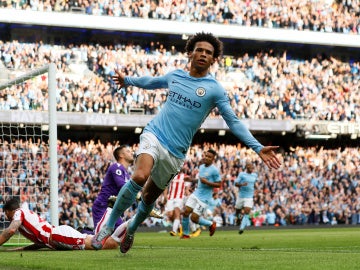 Leroy Sané celebra uno de los goles del Manchester City en la goleada contra el Stoke City Leroy Sané celebra uno de los goles del Manchester City en la goleada contra el Stoke City