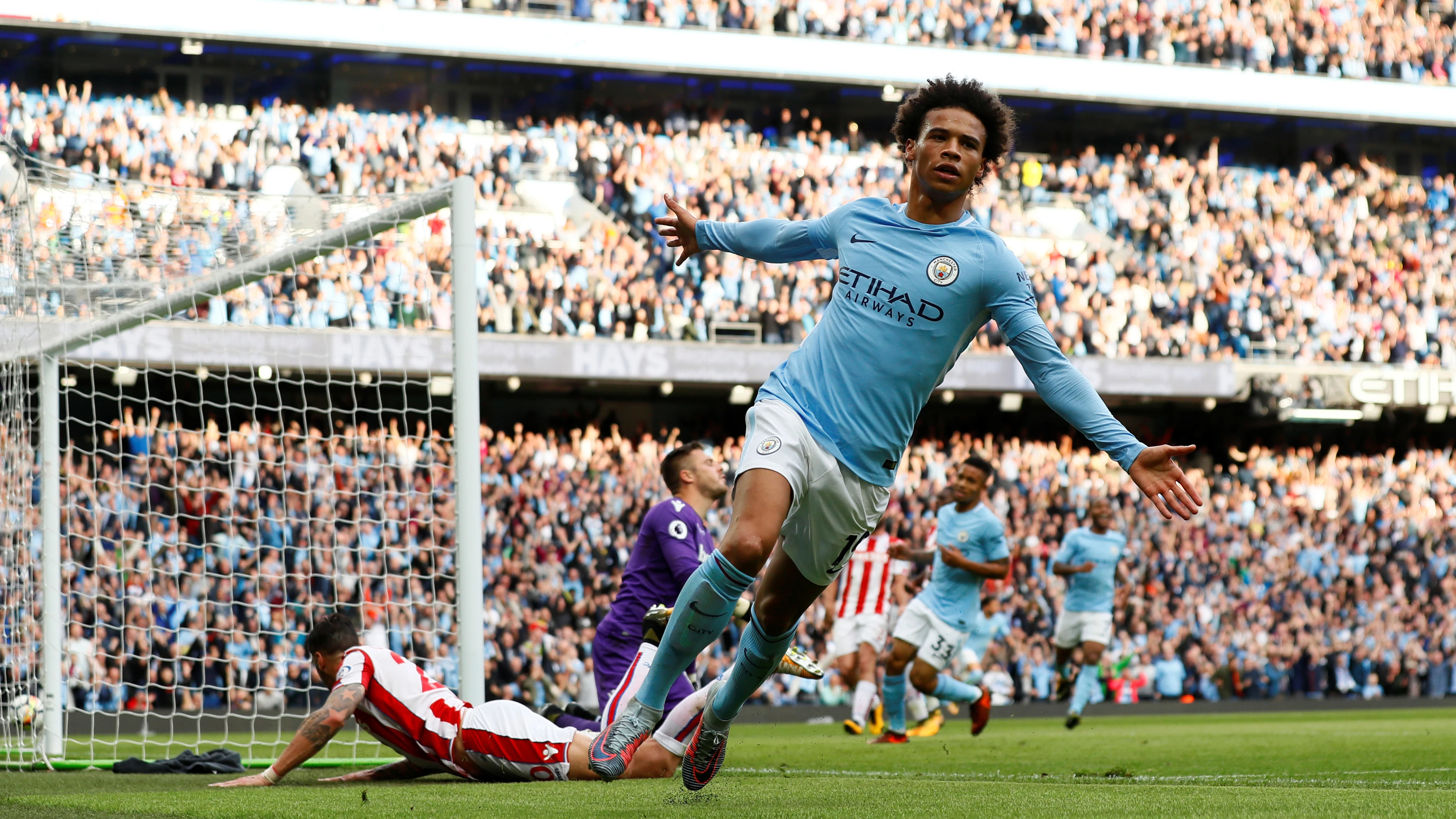 Leroy Sané celebra uno de los goles del Manchester City en la goleada contra el Stoke City
