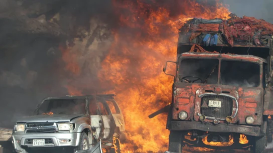 Los terroristas hicieron explotar un camión junto a un hotel situado en el centro de Mogadiscio Los terroristas hicieron explotar un camión junto a un hotel situado en el centro de Mogadiscio