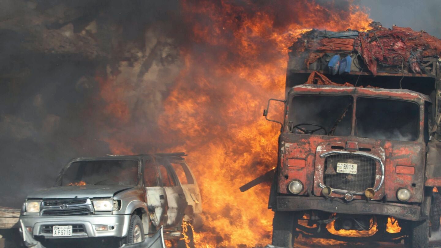 Los terroristas hicieron explotar un cami&oacute;n junto a un hotel situado en el centro de Mogadiscio