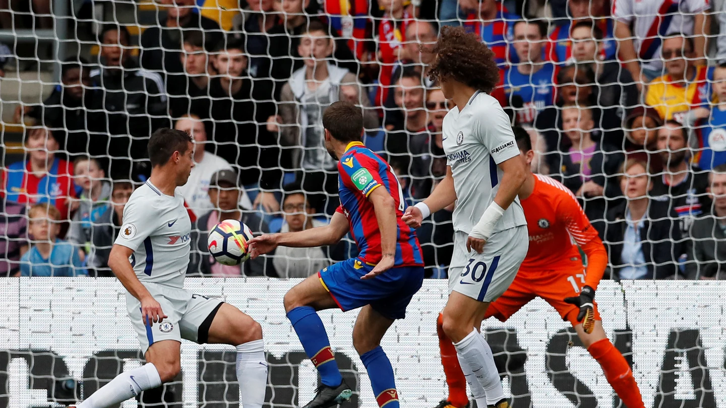 César Azpilicueta se marca en propia puerta un gol en contra del Chelsea César Azpilicueta se marca en propia puerta un gol en contra del Chelsea