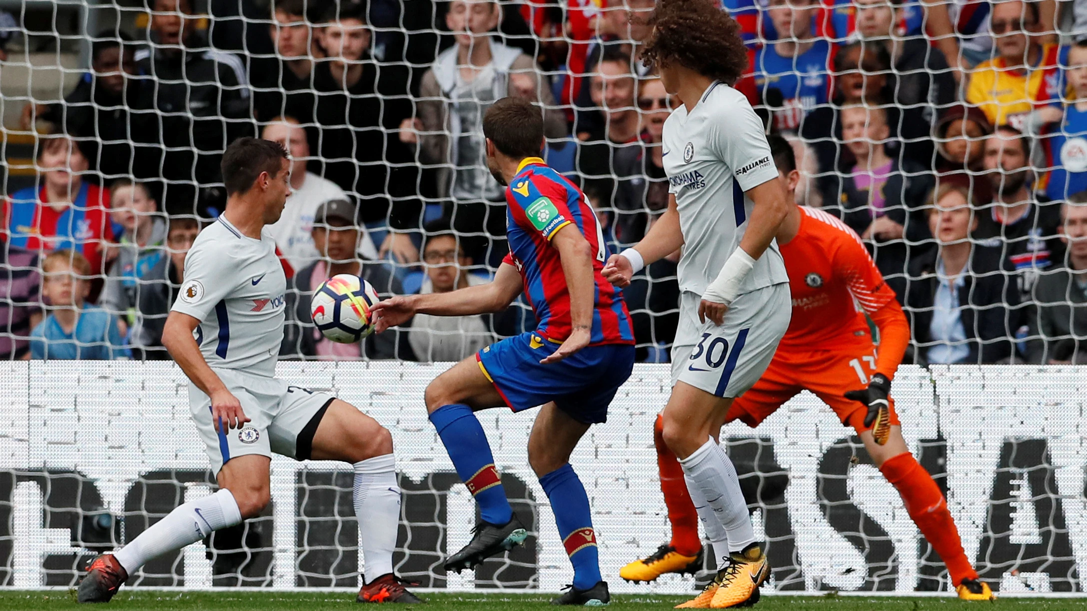 C&eacute;sar Azpilicueta se marca en propia puerta un gol en contra del Chelsea